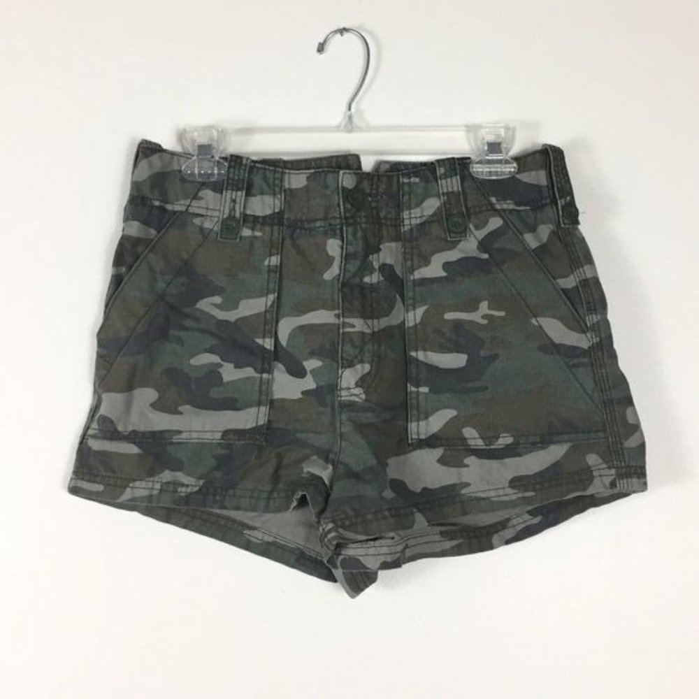 Free people army green Camouflage zip up shorts sz 8 deep pockets front and back